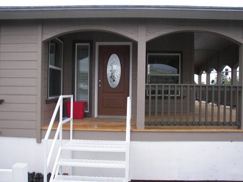 3008 Golden State W/full Porch – Stained Glass Oval Door